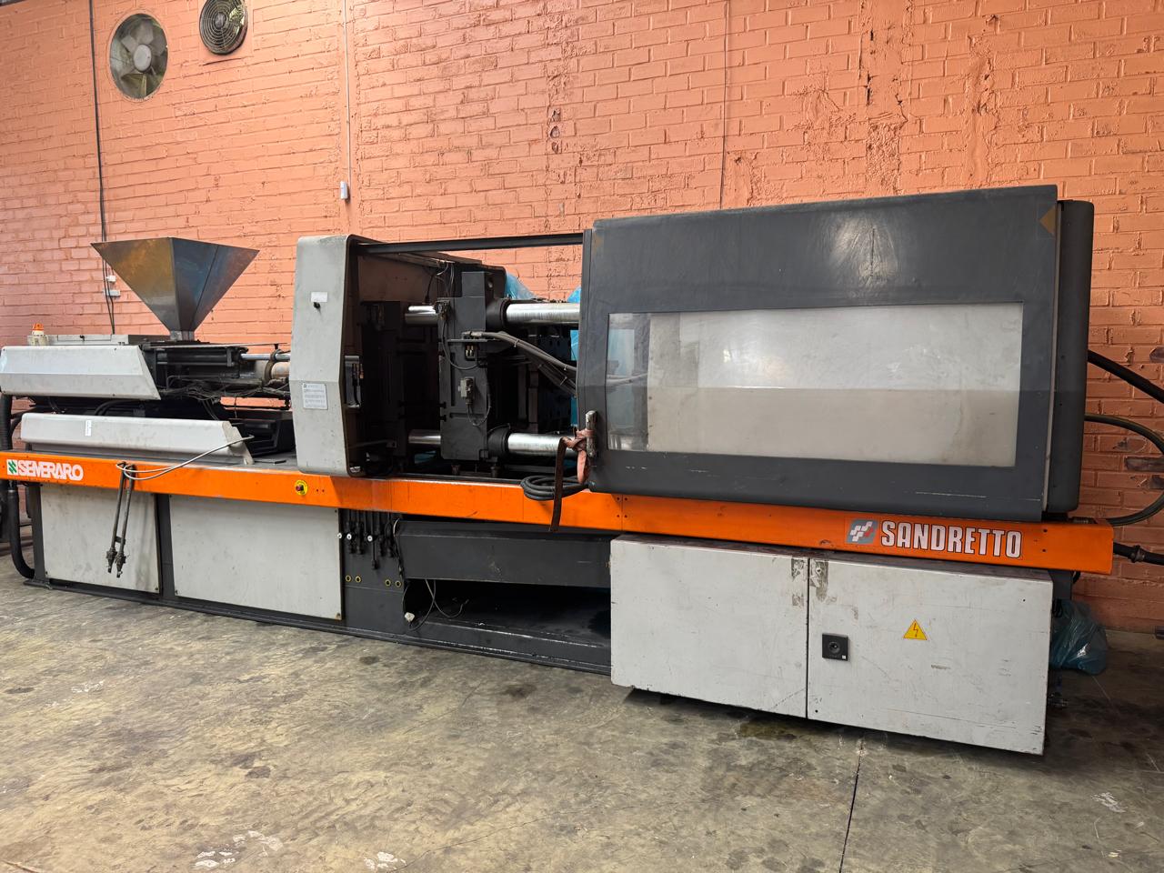Injetora de Plástico Sandretto Otto 270T | 2001 | Usada